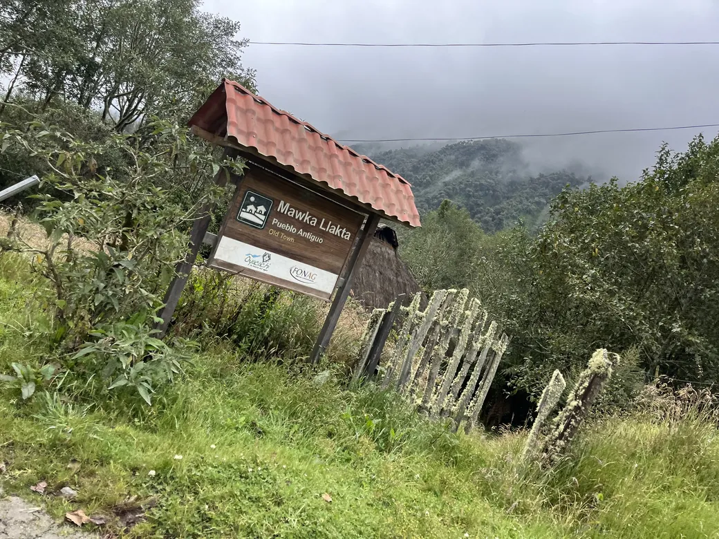 Mawka Llakta, el «pueblo antiguo» de Oyacachi, según el letrero de la entrada.